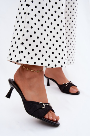 Black women's slippers with ornate elements on a low heel Poppia