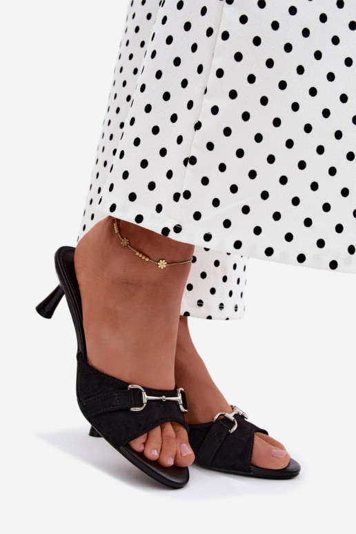 Black women's slippers with ornate elements on a low heel Poppia