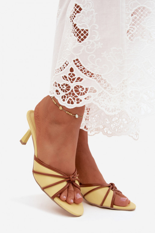 Damskie klapki z cienkimi obcasami w żółtej sztucznej skórze Orchidia