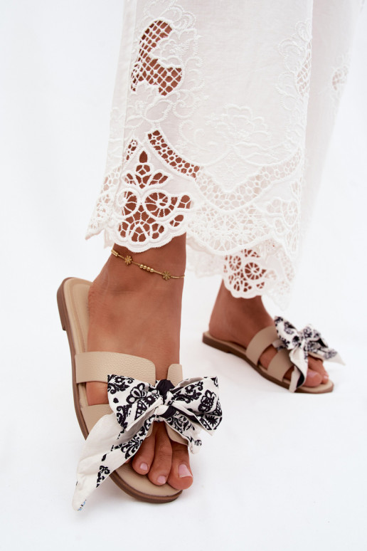 Women's slippers with wide heels and bows in sand Caprissa
