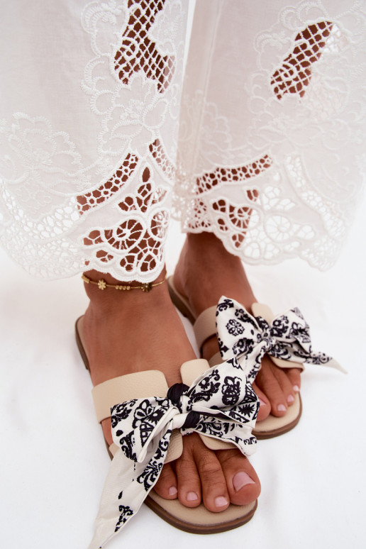 Women's slippers with wide heels and bows in sand Caprissa