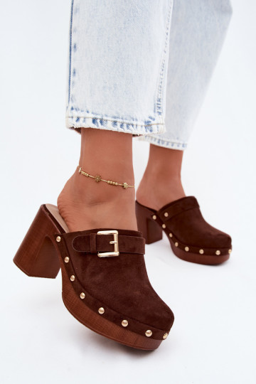 Klapki damskie CzekoladoĮe z obcasami, klamrami i ćwiekami Lagunelle