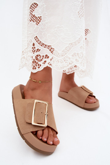 Sand-colored women's slippers with gold-colored buckles and platform made of faux suede Coralora