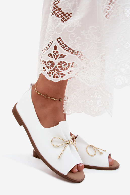 Baltos moteriškos basutės su dekoratyviais raišteliais ir blizgiu apdailu iš dirbtinės odos Coltrania