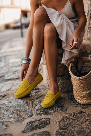 Elegant faux suede moccasins in mustard color Lenvie