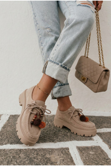 Buty z pięknymi detalami z sztucznego zamszu w kolorze piaskowym Melonia