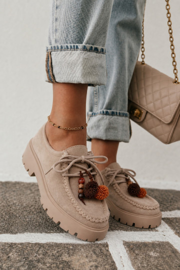 Buty z pięknymi detalami z sztucznego zamszu w kolorze piaskowym Melonia 2
