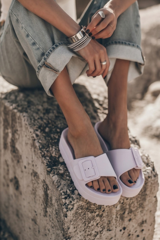 White women's slippers with platform and buckles Caramel