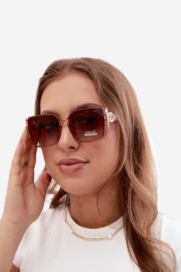 Sunglasses with decorative details in pink color