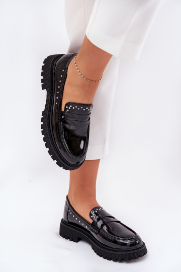 Women's loafers with a patent effect in black Įjungtallae