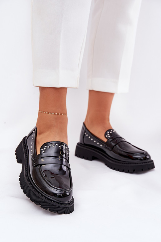 Women's loafers with a patent effect in black Įjungtallae