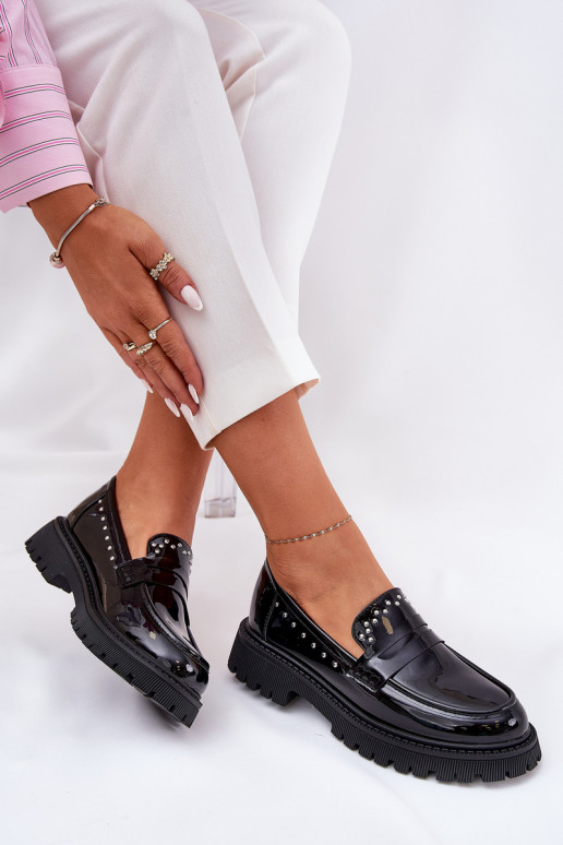 Women's loafers with a patent effect in black Įjungtallae