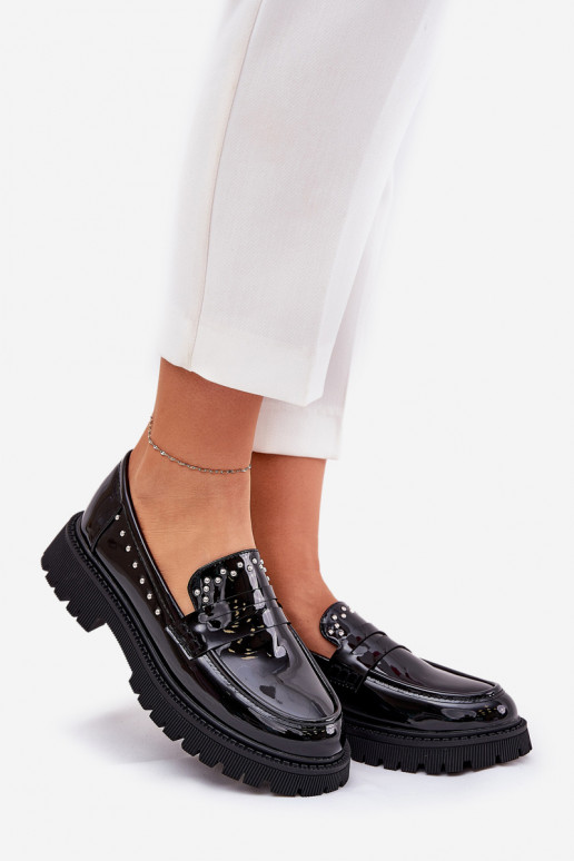 Women's loafers with a patent effect in black Įjungtallae