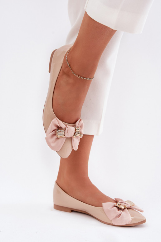 Patented ballerinas with bows and golden brooches in sand Rivona