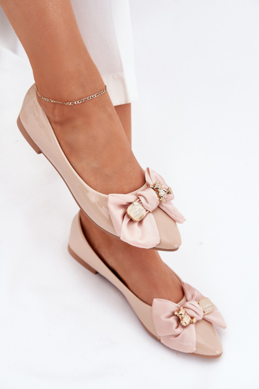Patented ballerinas with bows and golden brooches in sand Rivona