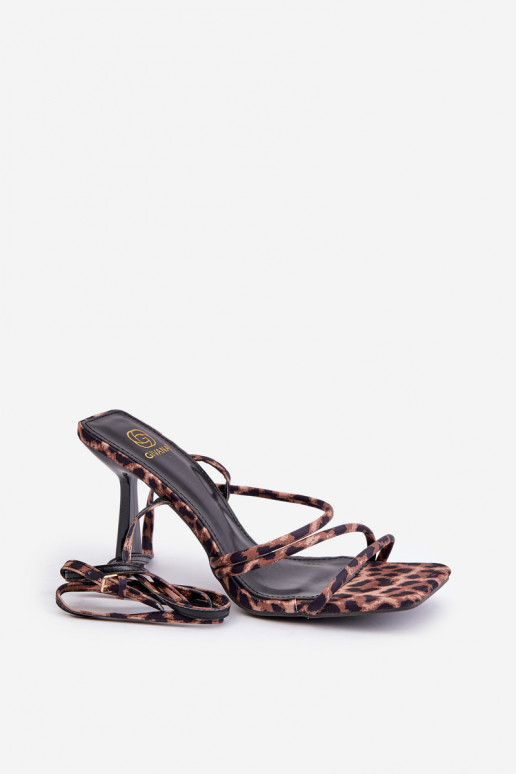 Stylish sandals with thin heels and straps, leopard patterns in brown Saredi
