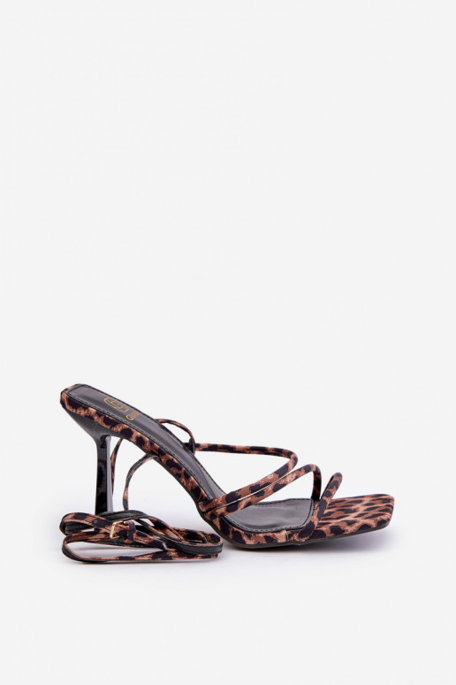 Stylish sandals with thin heels and straps, leopard patterns in brown Saredi