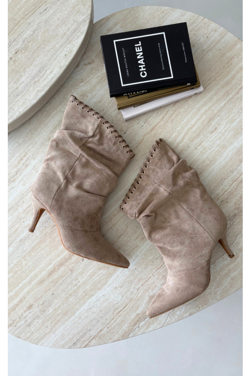 Wrinkled ankle boots with thin heels in sand color Herella