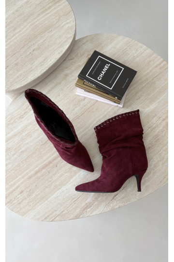 Wrinkled ankle boots with thin heels in burgundy color Herella