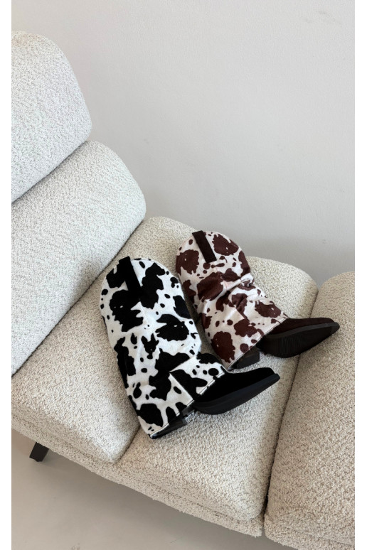 Cowboy-style ankle boots with a curved shaft and heels in black color Havie