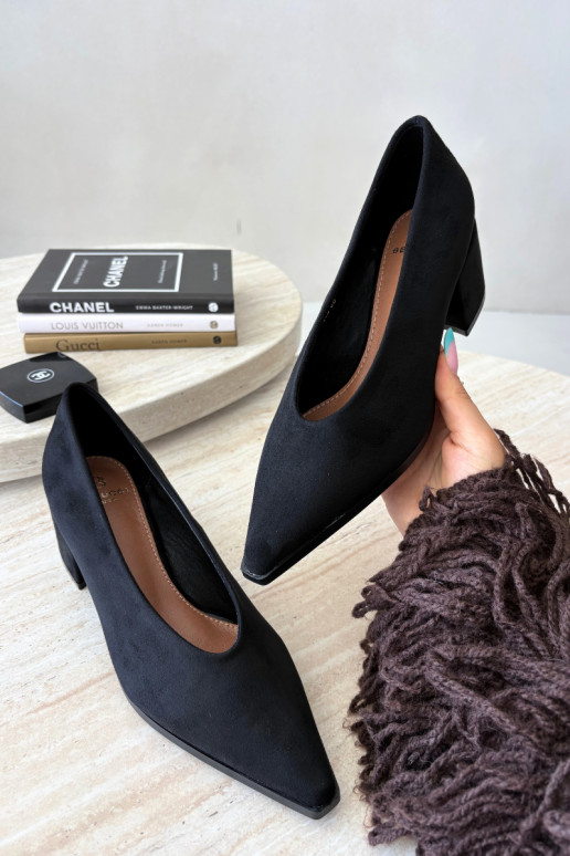 Shoes with pointed toe and square heels in black color Lavisa
