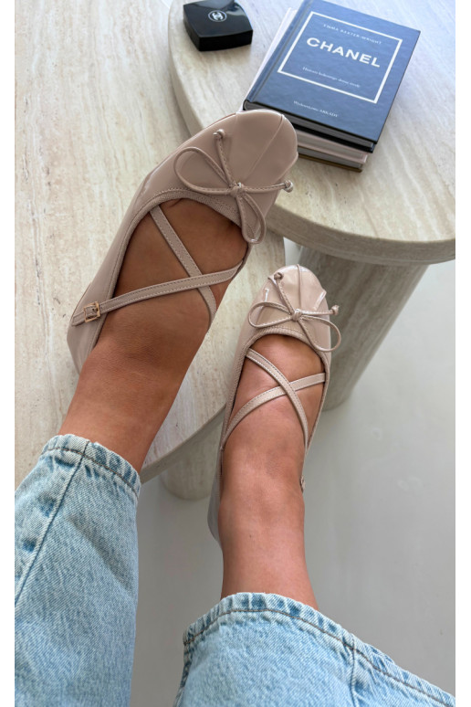Beige lakuotas balerinas su juostelėmis Kokardką
