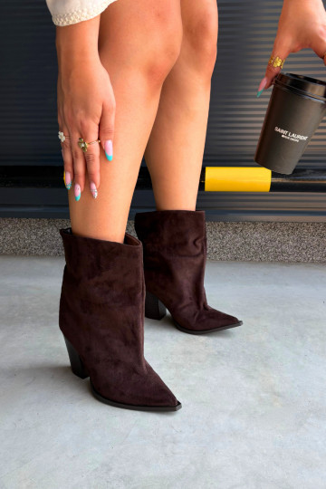 Women's ankle boots with pointed toe in chocolate color Hileta