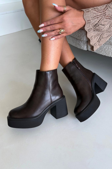 Insulated ankle boots with heels and platform in chocolate color Lurela