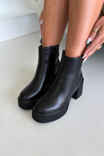 Insulated ankle boots with heels and platform in black color Lurela 2