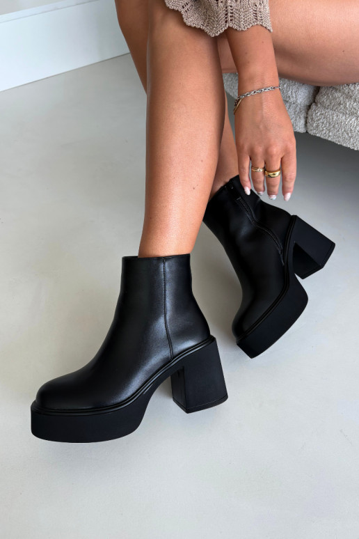 Insulated ankle boots with heels and platform in black color Lurela
