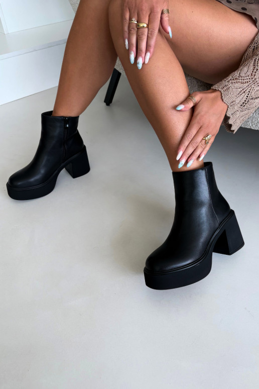Insulated ankle boots with heels and platform in black color Lurela