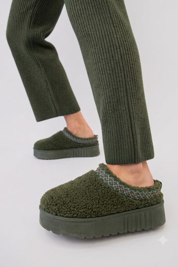 Platform slippers with low heel and embroidered pattern Greene