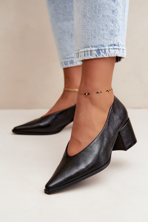 Shoes with pointed toe and square heels made of faux leather in black color Lavisa