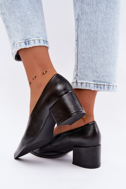 Shoes with pointed toe and square heels made of faux leather in black color Lavisa