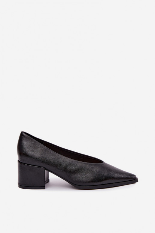 Shoes with pointed toe and square heels made of faux leather in black color Lavisa