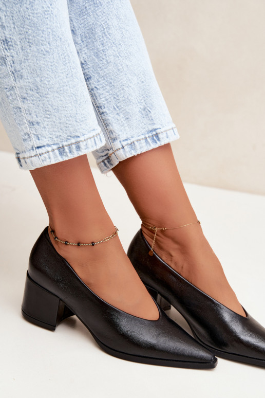 Shoes with pointed toe and square heels made of faux leather in black color Lavisa