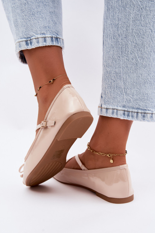 Beige lakuotas balerinas su juostelėmis Kokardką