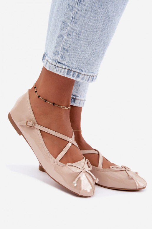 Beige lakuotas balerinas su juostelėmis Kokardką