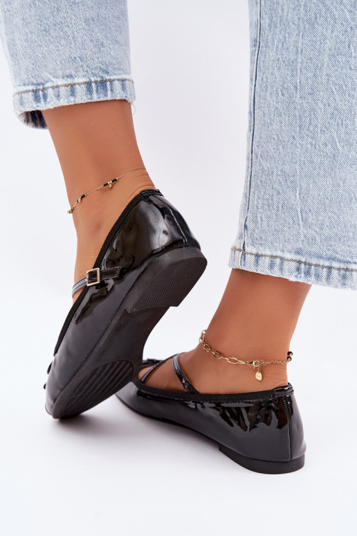 Black patent ballerinas with ribbons Kokardką