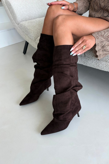 Chocolate wrinkled knee-high boots with kitten heel made of suede LoĮen