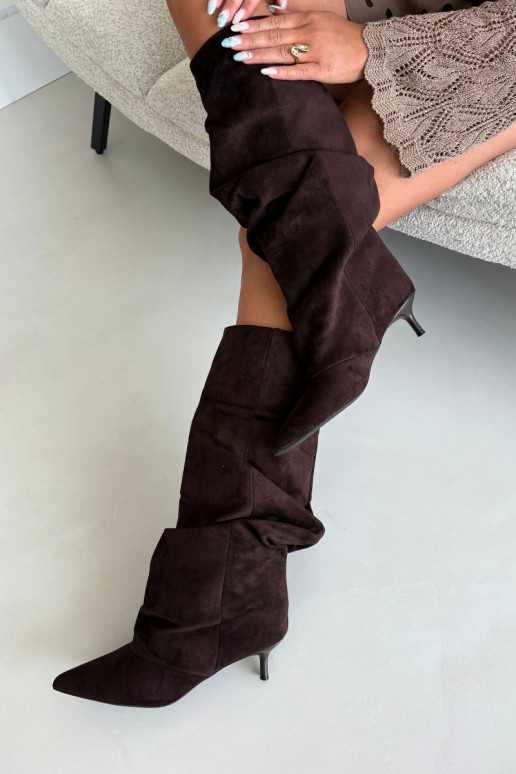 Chocolate wrinkled knee-high boots with kitten heel made of suede LoĮen