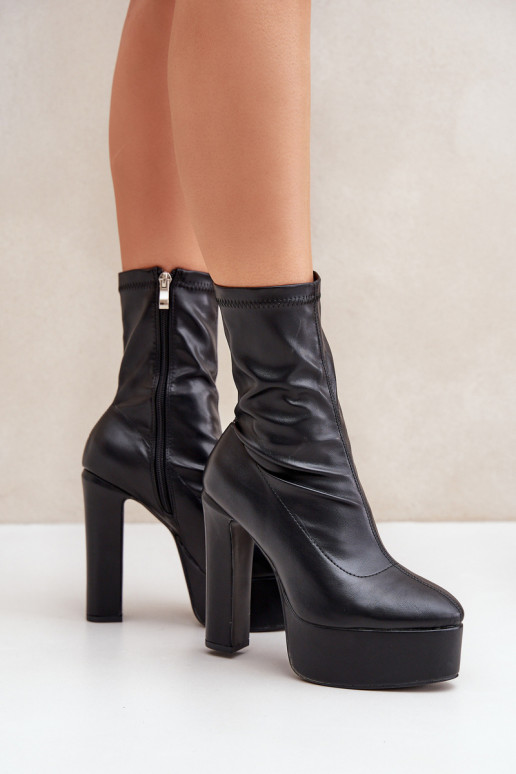 Black ankle boots on heels and platform Tennira