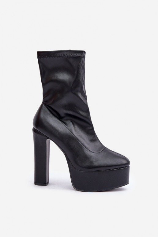 Black ankle boots on heels and platform Tennira