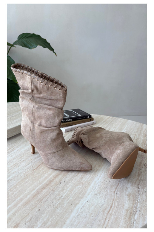 Wrinkled ankle boots with thin heels in sand color Herella