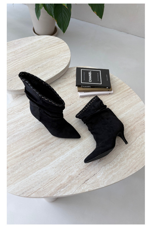 Wrinkled ankle boots with thin heels in black color Herella