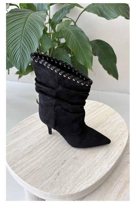 Wrinkled ankle boots with thin heels in black color Herella