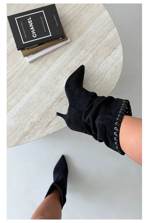 Wrinkled ankle boots with thin heels in black color Herella