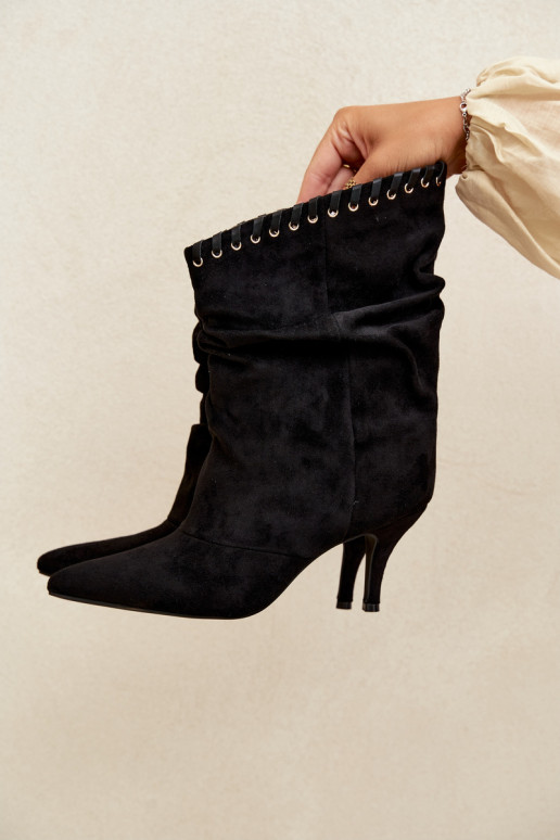 Wrinkled ankle boots with thin heels in black color Herella