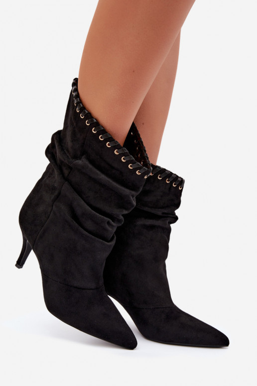 Wrinkled ankle boots with thin heels in black color Herella