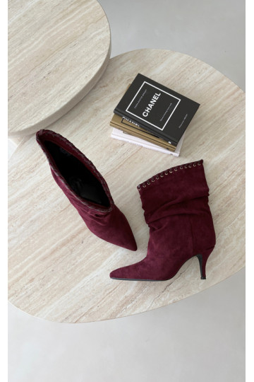 Wrinkled ankle boots with thin heels in burgundy color Herella 2